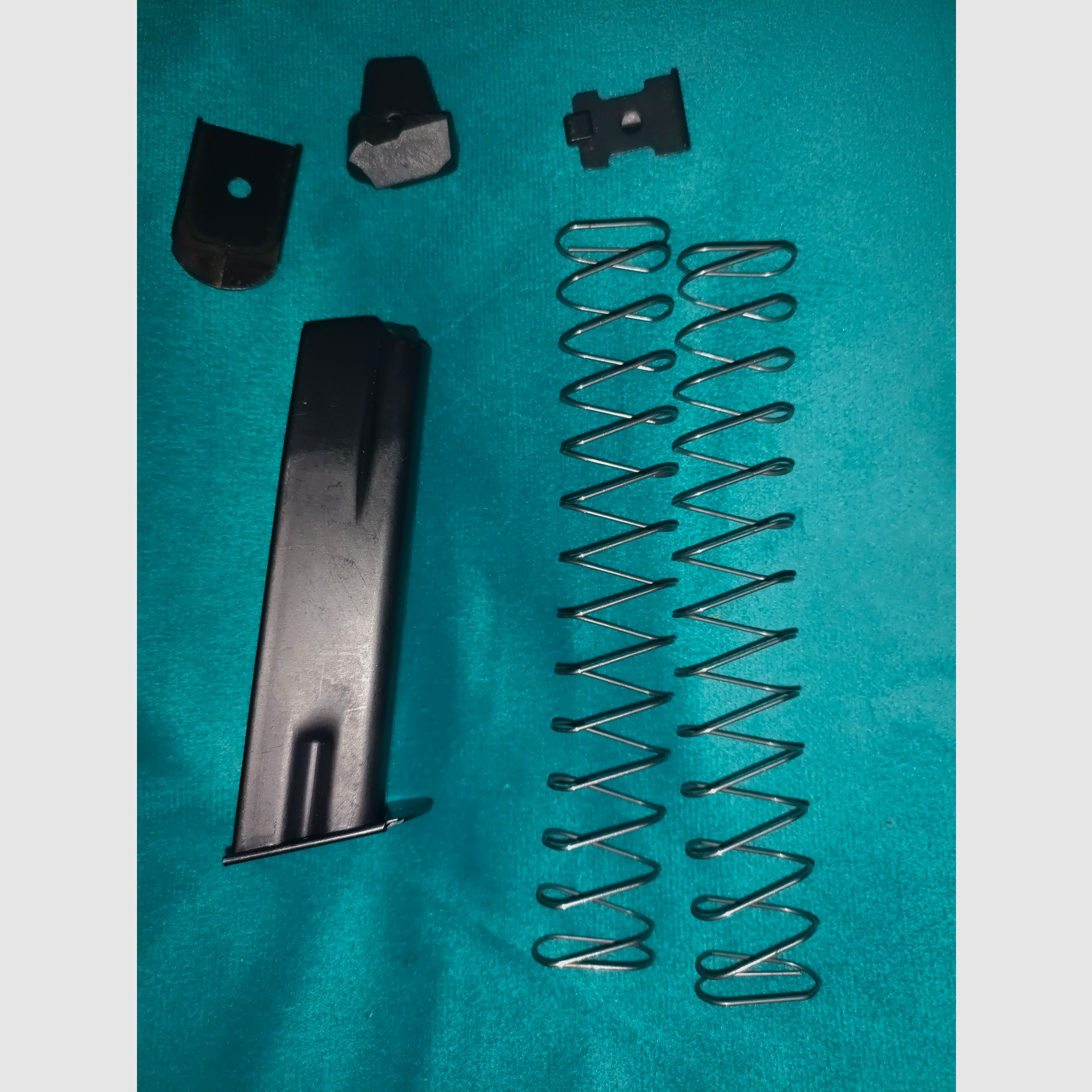 CZ 82 CZ 83 un cargador más repuestos