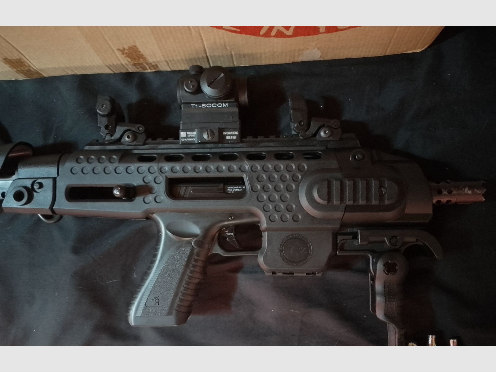 RAM Cal .43 Combat (Glock) + 4 Magazine + Aps Caribe Action Conversion Kit T1-Socom Visier und Zubehör Co2 Fastballs + Paintballs