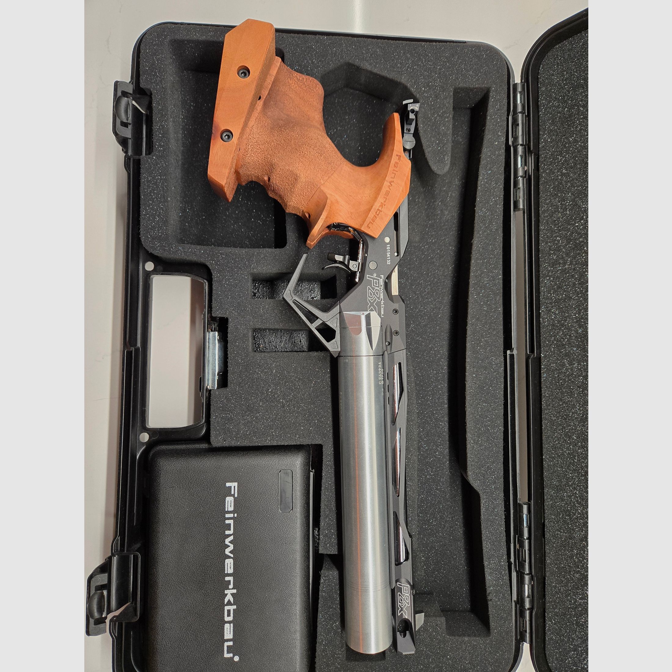 Match air pistol Feinwerkbau P8X (grip M) as good as new with accessories