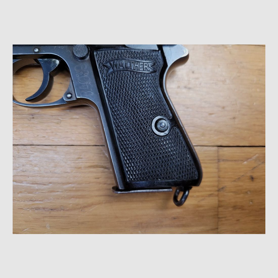 Très beau pistolet Walther PP III° Reich – Belle fabrication Walther Zella-Mehlis de l&rsquo;été 1940 – Calibre 7,65 mm – Beau bronzage d&rsquo;origine – Matriculé police et anneau de dragonne – Mono matricule – Canon miroir – TBE, image 3 sur 21