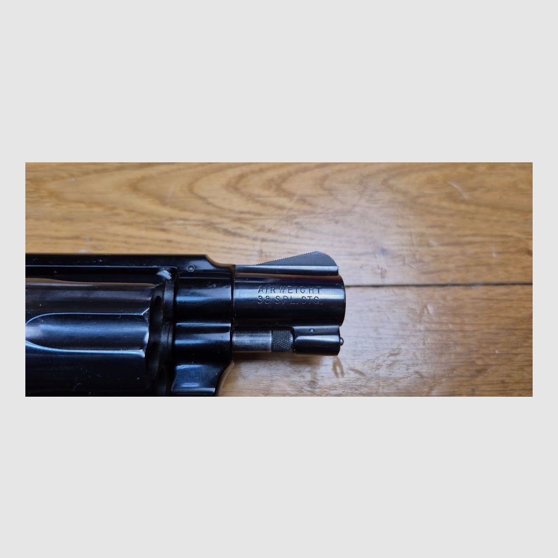 Selten und sehr schöner Revolver Smith&Wesson Mod 12-1 – Seltene Air Weight-Version des Military and Police von 1905 – Speziallegierung in Rahmen und Trommel aus Stahl – 6 Schüsse (und nicht 5!) im Kaliber 38 SP – Neuer 2 Zoll Lauf – Beeindruckende Waffe mit …. 520 Gramm im Rahmen KA! – Der große Bruder des Smith 37 – Schöne Smith-Konstruktion aus den großen Jahren – Waffe von 1962 – Im neuwertigen Zustand! – TBE+/TBE++, Bild 7 von 23