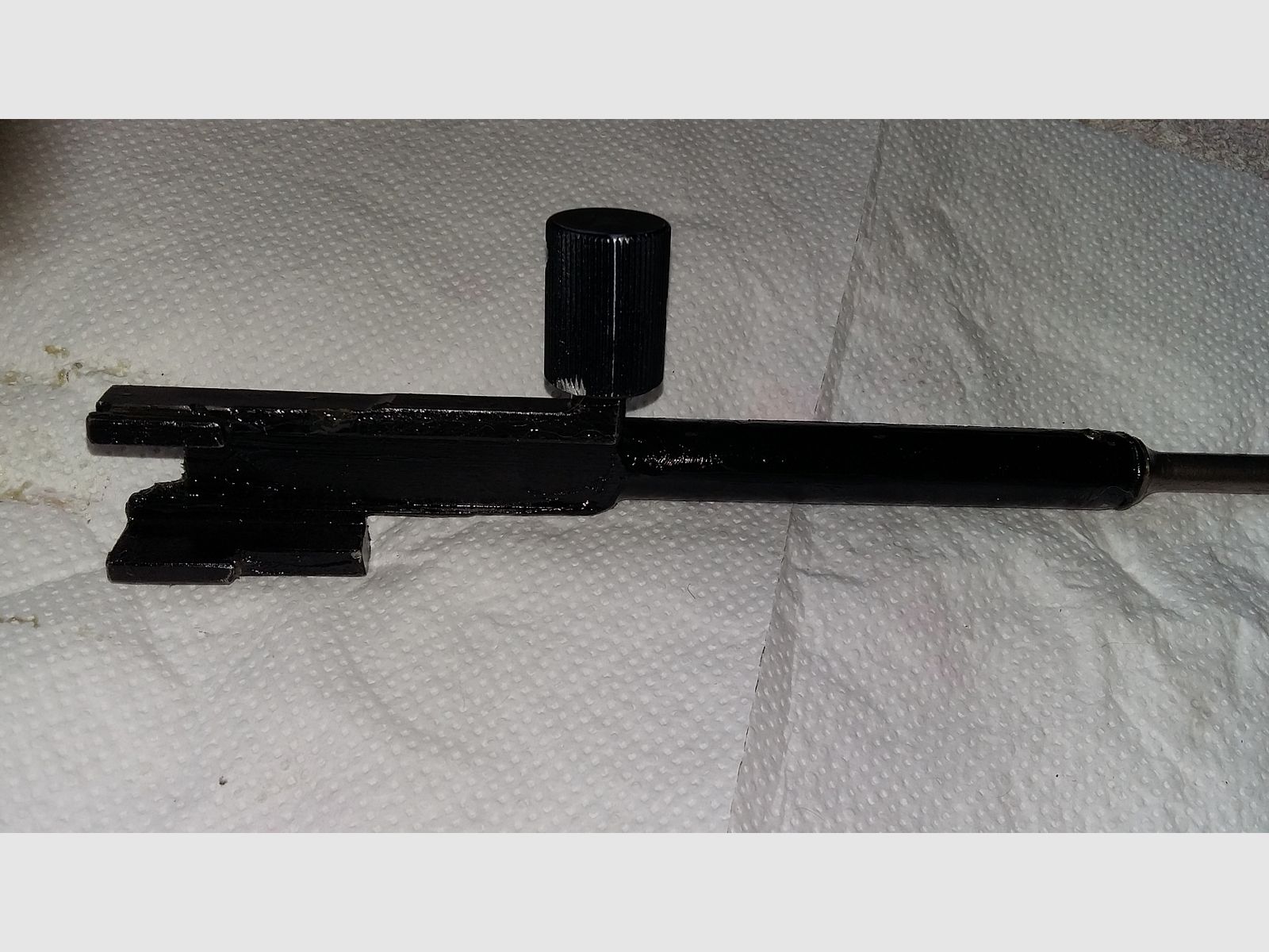 Modifizierter Original Izhmash Yunker 3 AK74 Deko Verschlussträger/Boltcarrier mit echtem Gaskolben und einem Zenitco style extended charginghandle. TAGS: AK47, AKM, Kalasch, Russland