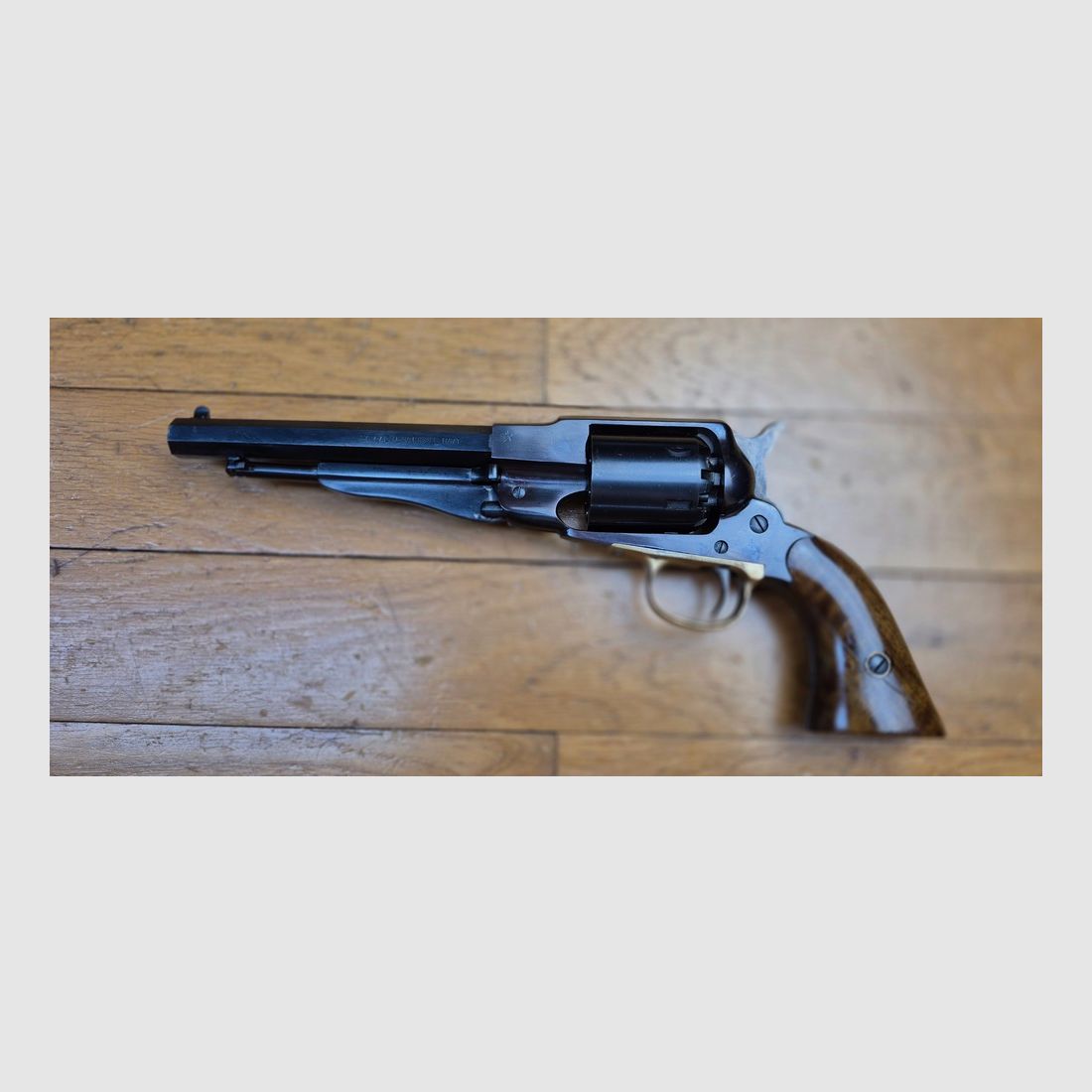 Schöner Revolver Remington 1858 New Model Navy — Kal.36 PN — Italienische Kopie Armi San Marco — Waffe von 1975 in hervorragender Verarbeitung — Brünierung zu 99,9% — Jaspage noch gut vorhanden — Schöne Nussbaum-Griffschalen — Exzellente Mechanik — Spiegelkanal — TBE/TBE+, Bild 19 von 24