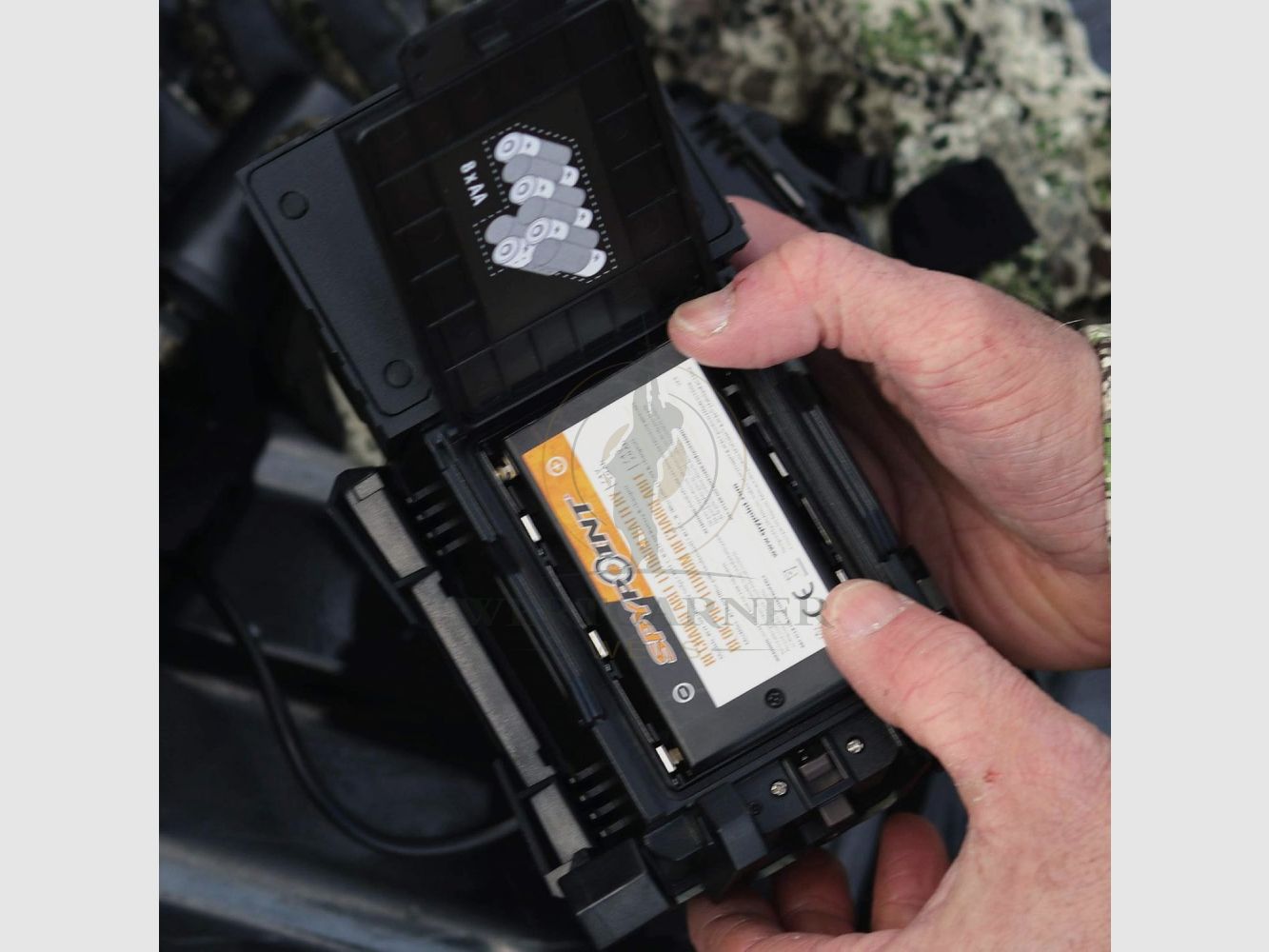 SpyPoint Lithium-Akku mit Ladegerät (LIT-C8), Bild 3 von 4