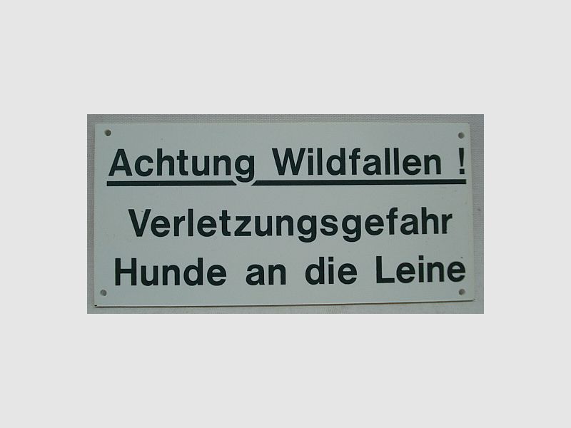 Hinweisschild Achtung Fallen -