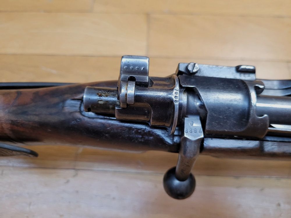 Sehr schöne K98 Gewehr aus der Frühzeit des III. Reichs – Rarissime Zuweisung Kriegsmarine Ostsee – Herstellung S/42 Mauser von 1938 – fast monomatrikulär – Wunderschöne Stempel und gut lesbare Punzen – Einwandfreie Mechanik – Sehr guter Lauf – Originaler Riemen – Sehr schöne, seltene Waffe in TTBE, Bild 18 von 37