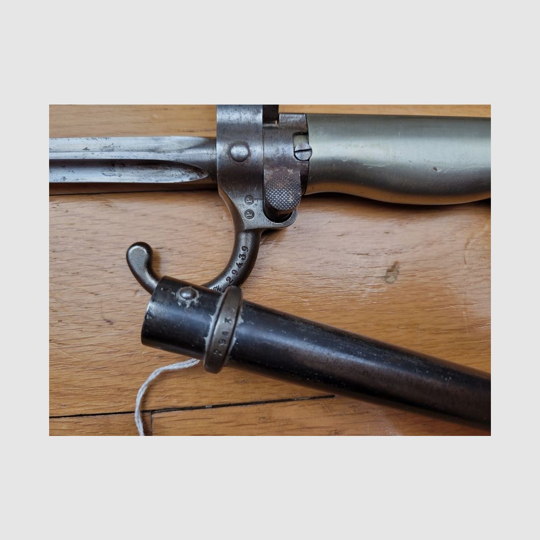 Französisches Bajonett 1886/93 mit Quillon – Lebel 1. Modell mit langem Schaft – Scheide & Waffe mit Nummer – Ausgezeichneter Zustand, Bild 7 von 15