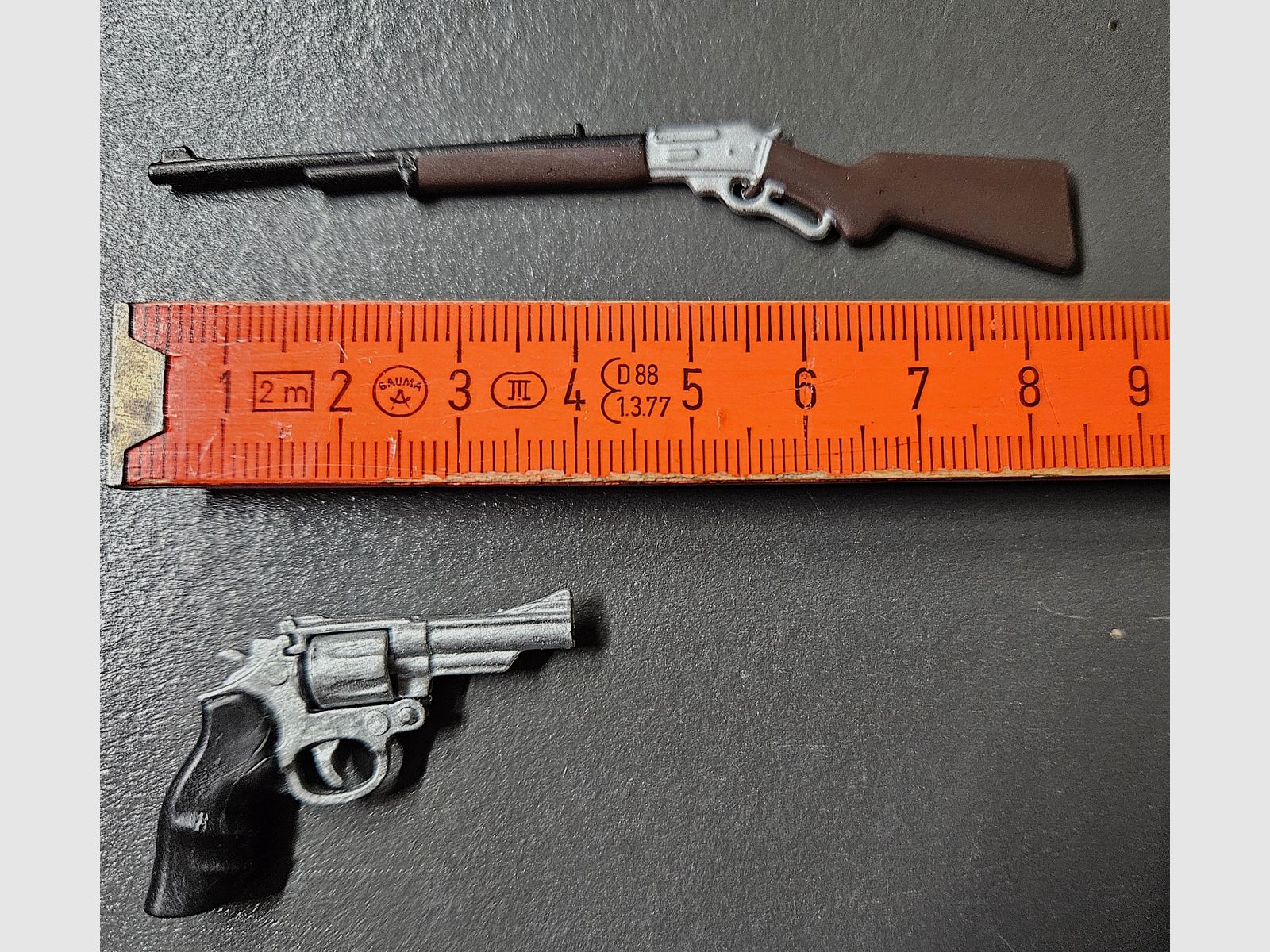 Je ein Miniatur Gewehr und Miniatur Revolver
