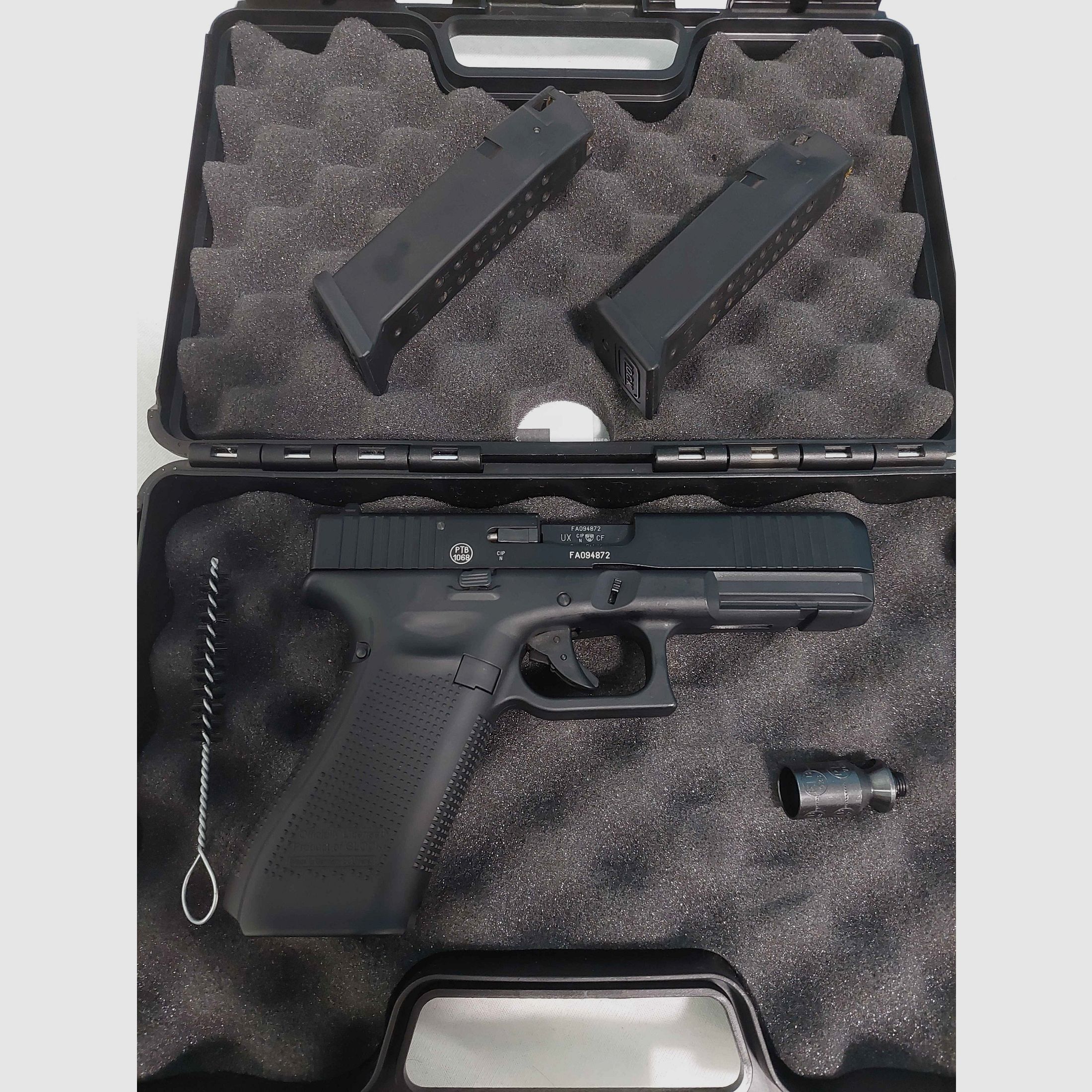 Glock 17 Gen 5 9mm P.A.K. z kaburą i 1 dodatkowym magazynkiem.