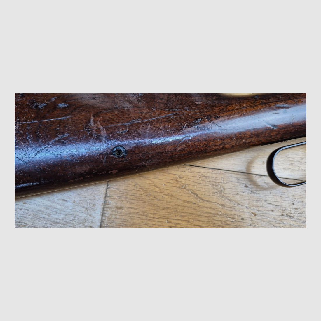Piękna i rzadka Winchester Model 1894 – Wersja karabinu z ośmiokątną lufą (!) – Wyprodukowana przez Winchester New Haven w … 1896! – Jedna z pierwszych! – Kal. 38-55WCF PN! – CZARNY PROCH – Piękne drewno – Wspaniała lufa – Niezawodny mechanizm – Bardzo ładne oznaczenia na pięknym oksydowaniu – Broń do wyczyszczenia w doskonałym stanie! – TBE +, zdjęcie 4 z 38