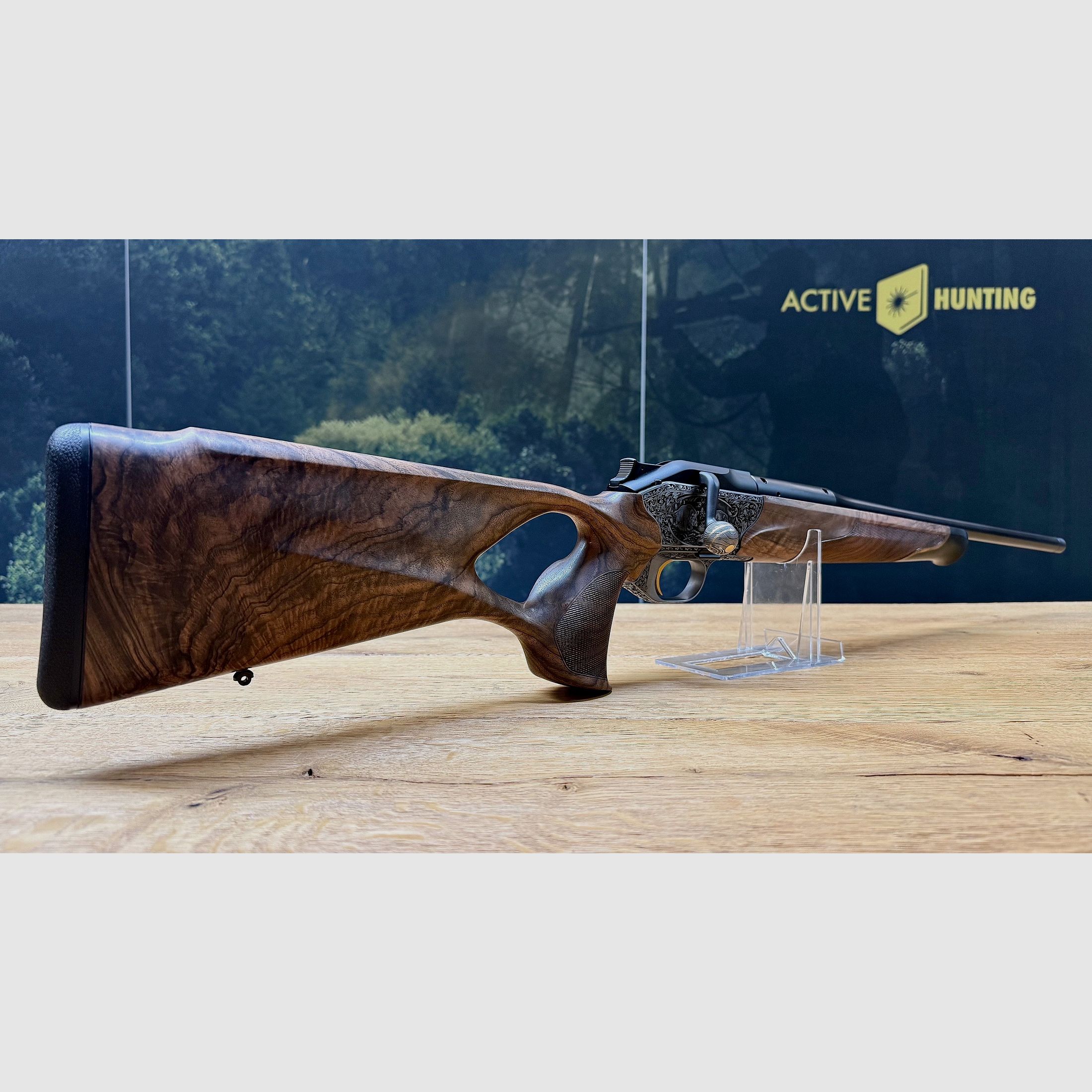 Blaser R8 Grand Luxe Success / Holzklasse 6 / Seidenmattes Finish / Goldener Abzug / Systemkasten + Magazineinheit graviert / TRAUMWAFFE