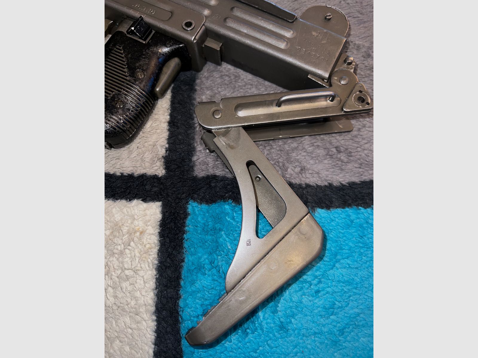Original IMI Uzi submachine gun – EU deactivated firearm (AT 2022) – Rare Israeli military version with Hebrew stamps & intact folding stock