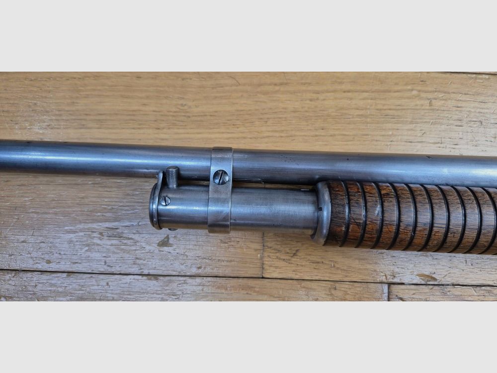 Escopeta de bombeo icónica Winchester modelo 1897 – Modelo Take Down con cañón de 28 pulgadas (71cm) – Arma de 1914! – Cal. 16/70 – 5+1 – Cat. D! – Arma en excelente estado – TBE++, imagen 9 de 32