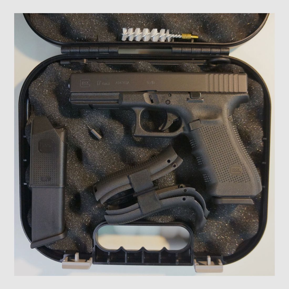 Glock pistol Glock 17 Gen4 in caliber 9mm Para (9x19) including accessories