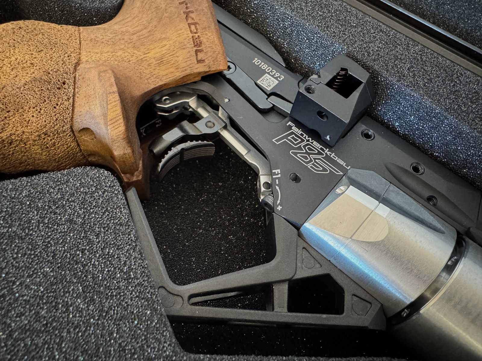 Feinwerkbau FWB P 85 pistola ad aria compressa (5 colpi) - assolutamente come nuova! Impugnatura S destra, 2 caricatori, 2 bombole (acquisto 2025)