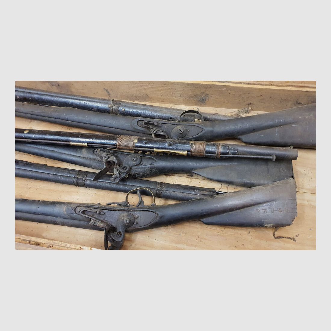 Fusils à silex britanniques pour la Royal Niger Company vers 1830 dans une caisse de transport