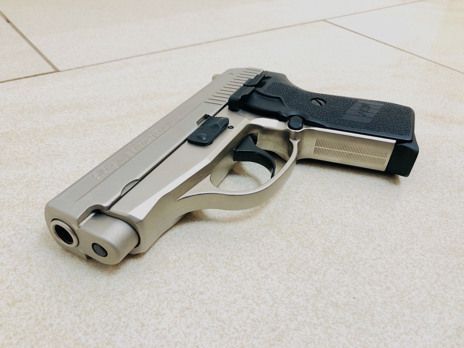 ••• SIG SAUER P239 pistolet d'alarme / nickel / accessoires / emballage d'origine / PTB 799 •••