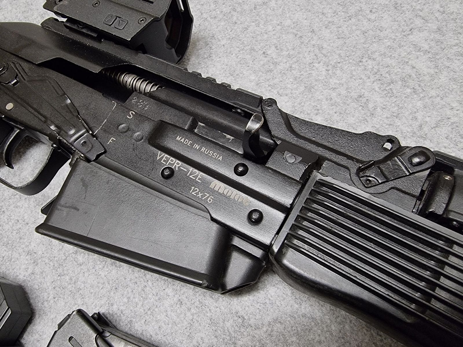 Molot Vepr 12-E Politie - kal. 12/76 - compacte zelfladende shotgun in Kalashnikov-stijl met insteekmagazijnen