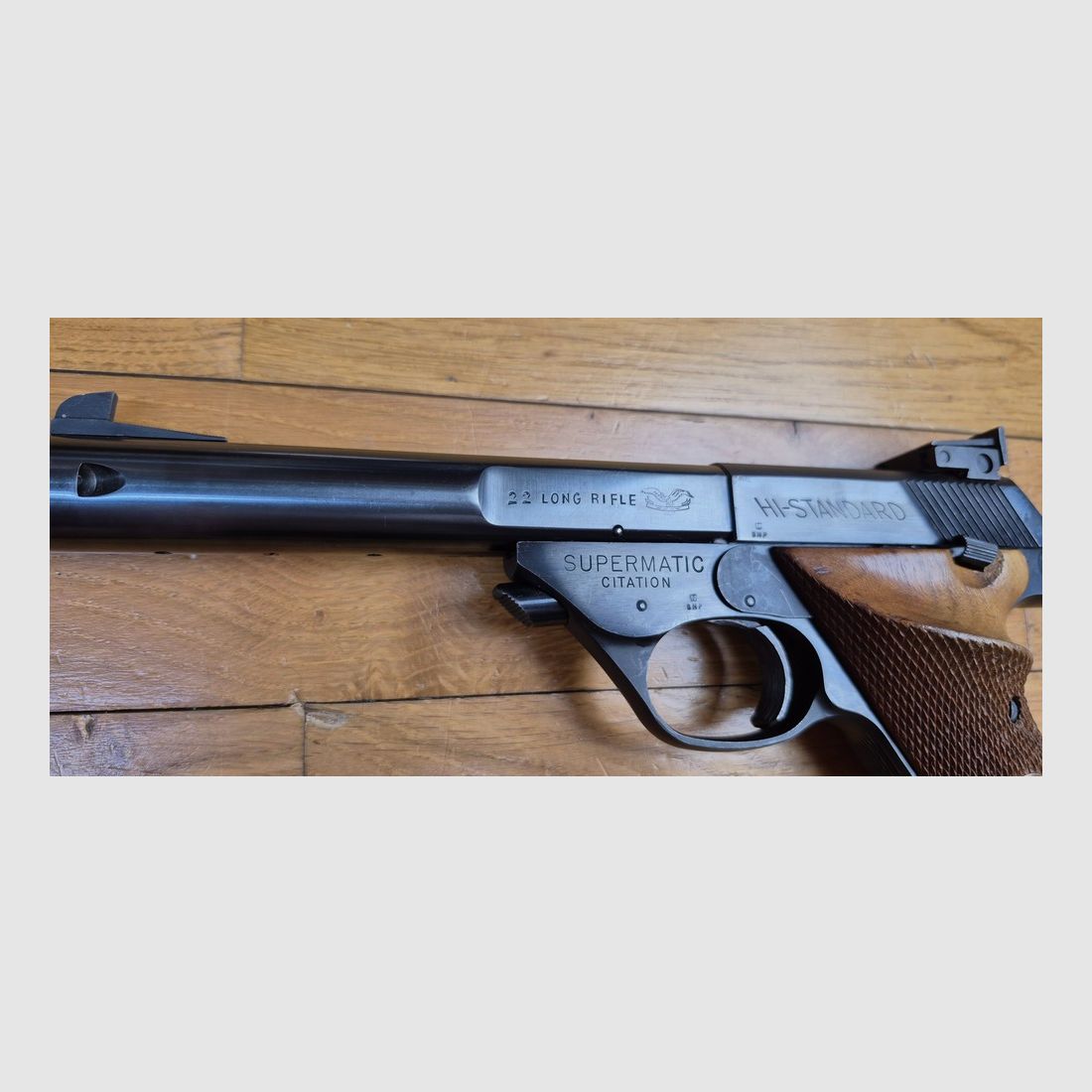 Sehr schöner halbautomatischer Pistol Hi-Standard made in USA – Modell Supermatic Citation in .22LR – Waffe von 1958 – Originale, nicht ersetzte, quadratische Nussbaum-Griffschalen – Brünierung 98% – Miroir-Lauf in 5,5 Zoll mit wunderschönen Zügen – Ausgezeichneter Zustand – TBE++, Bild 5 von 23