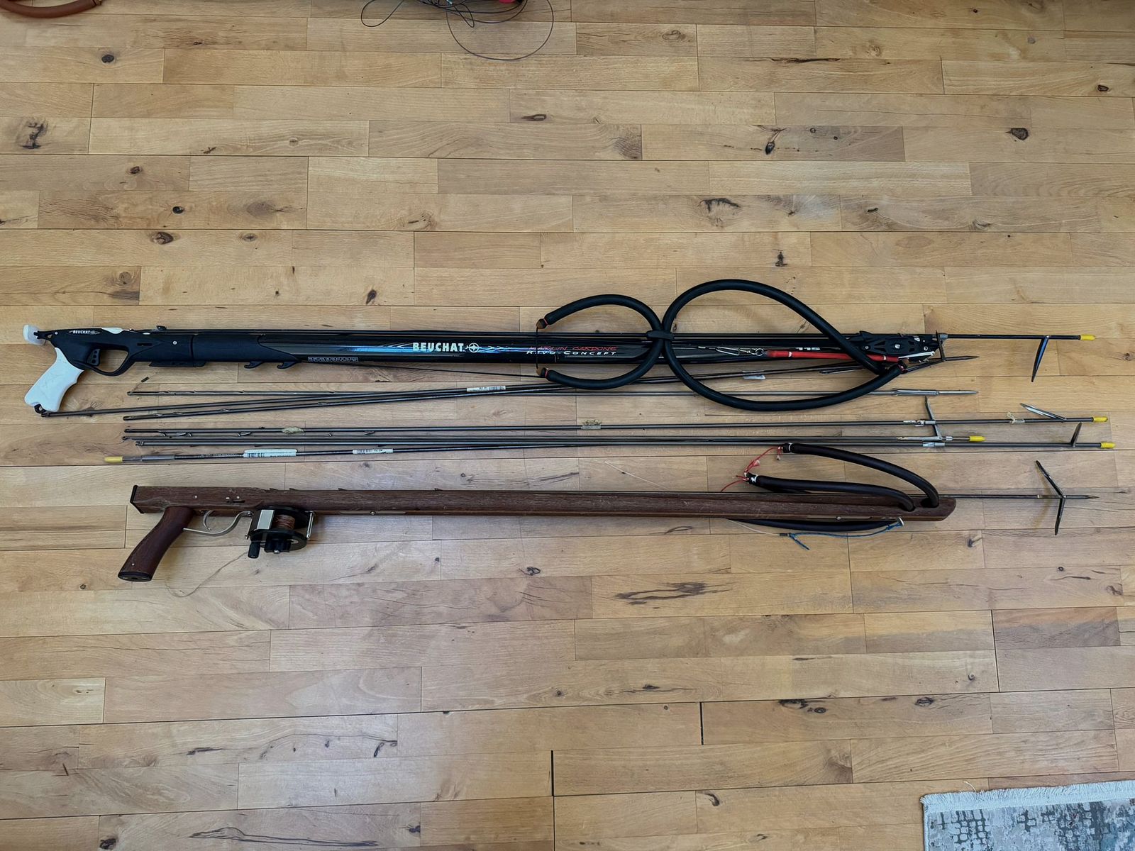 2 hochwertige Tauchharpunen / Unterwassersportgeräte – Beuchat Marlin Carbone 115 & Guns of Marseille Holzharpune – Zubehör – Hamburg