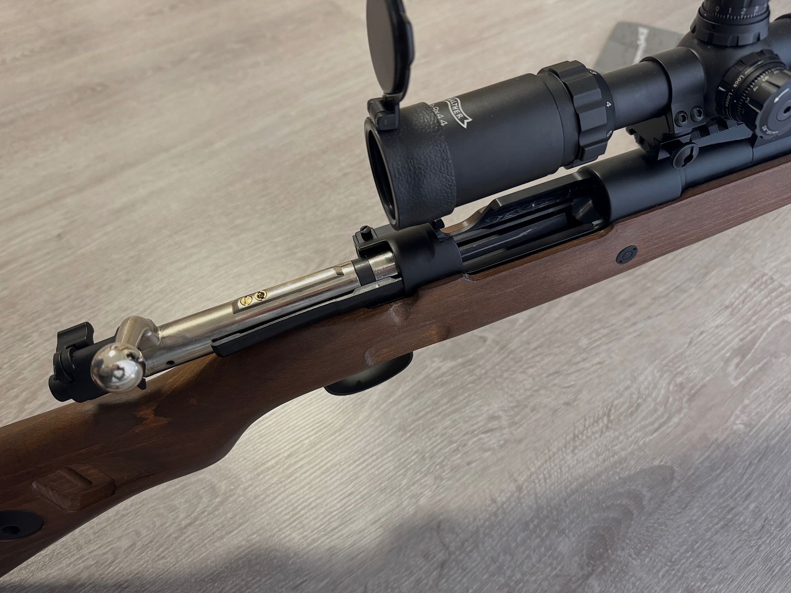 Double Bell Karabiner 98K Gas Airsoft Bolt-Action Gewehr mit Hülsenauswurf Echtholz-Version