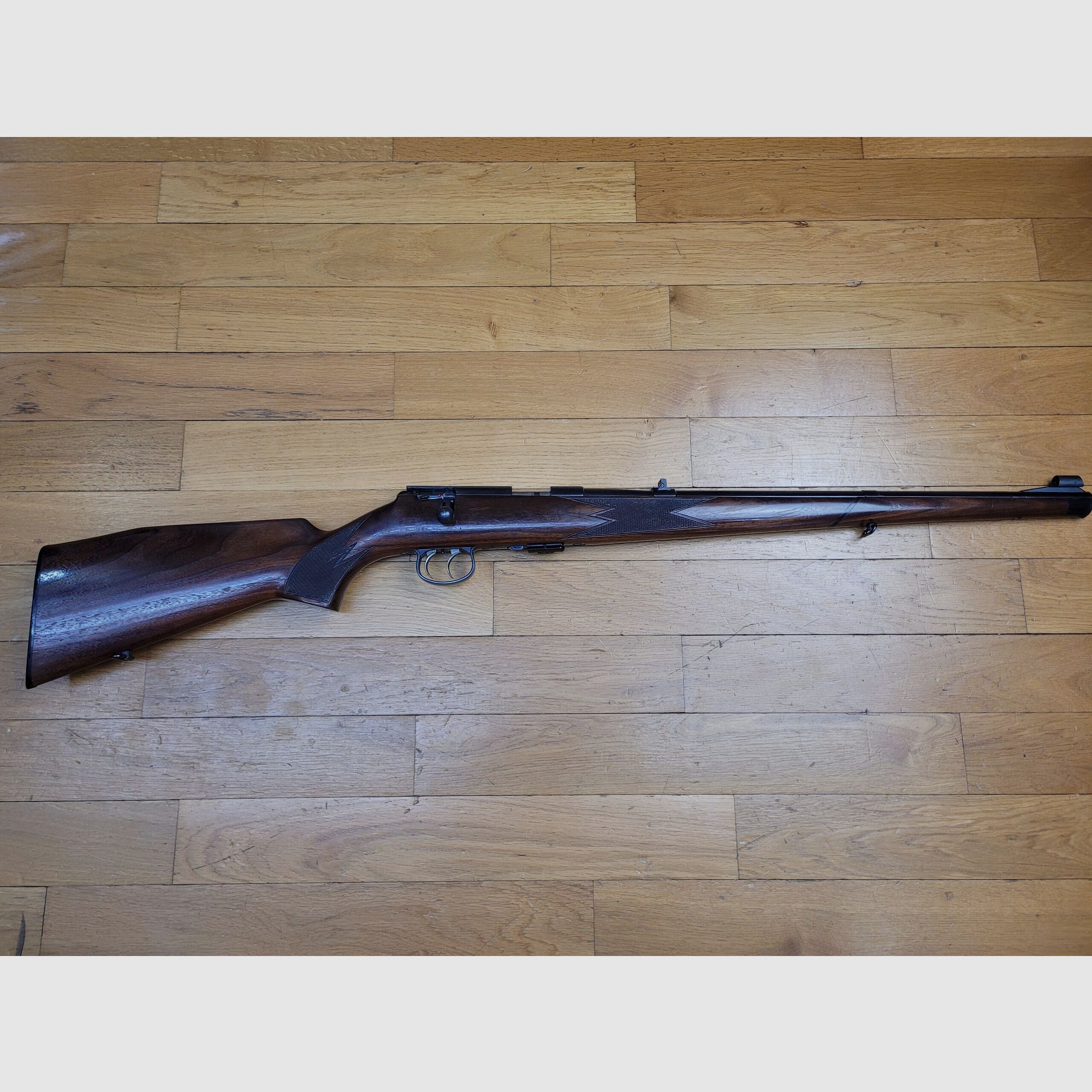 Peu courante et très belle Carabine Anschütz Type Schützen – Modèle 1418 ST – Cal. 22LR – Chargeur Anschütz d&rsquo;origine – Qualité Anschütz des années 60 – Une merveille de petite carabine et un Collector – TBE++, image 2 sur 32