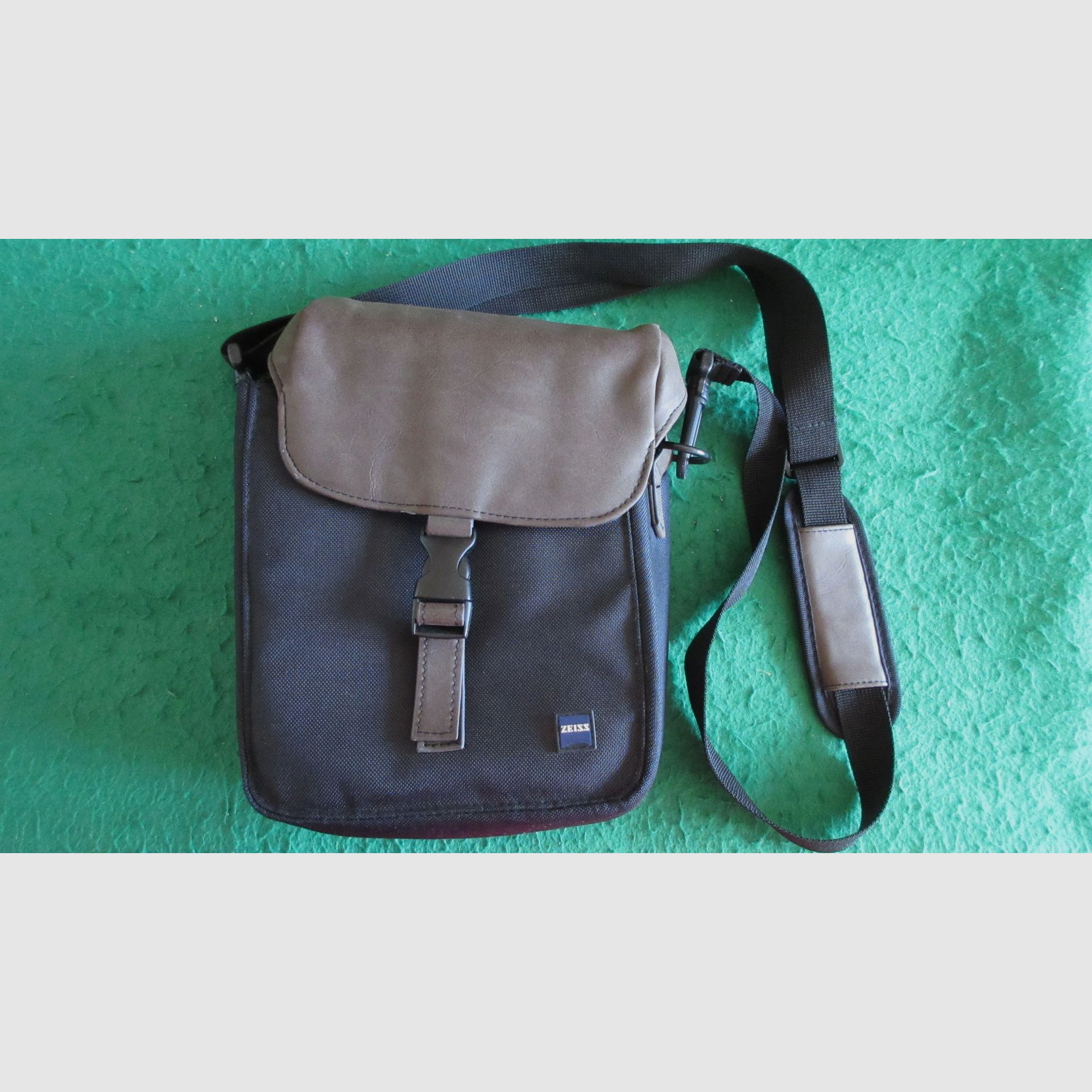 Jumelles Zeiss Victory HT 10x54 pour l'aube et la nuit avec sac d'accessoires et sangle d'origine Zeiss