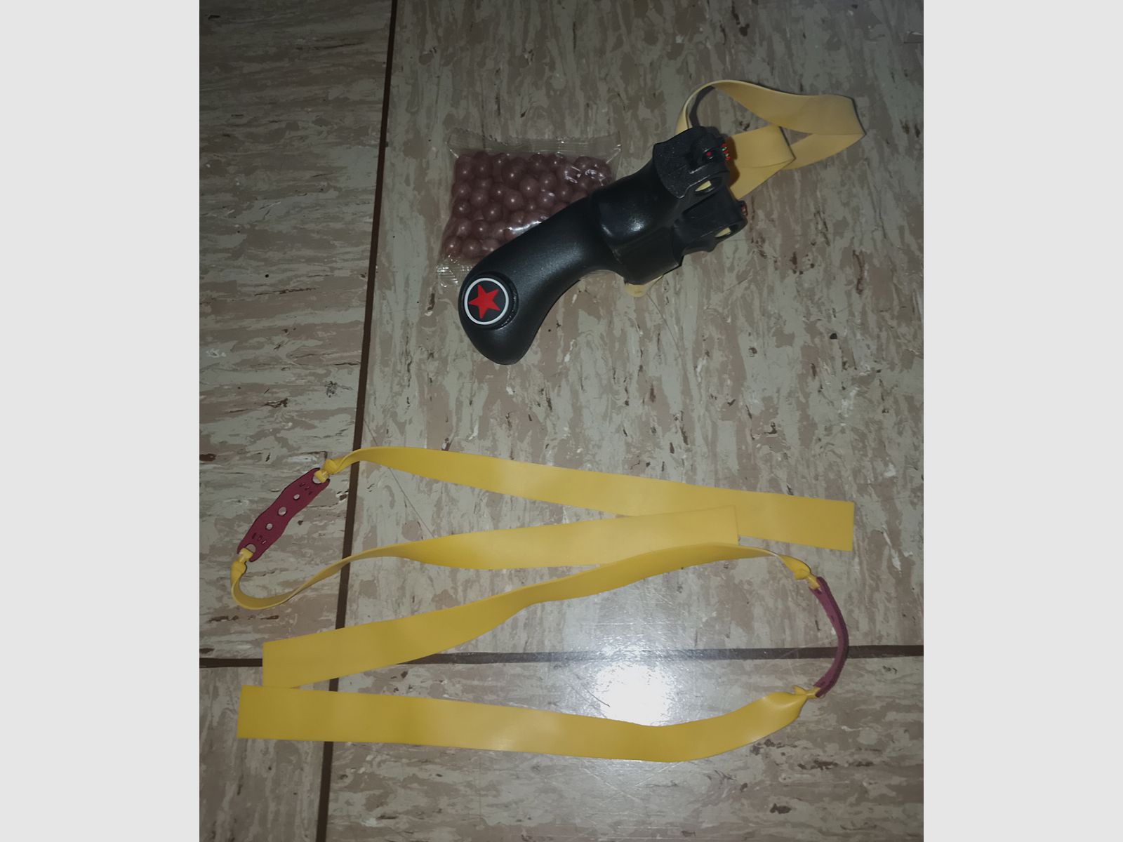 Neue Steinschleuder Zwille Schleuder Red Star mit Zubehör Ersatzgummi Munition  schwarz Roter Stern 