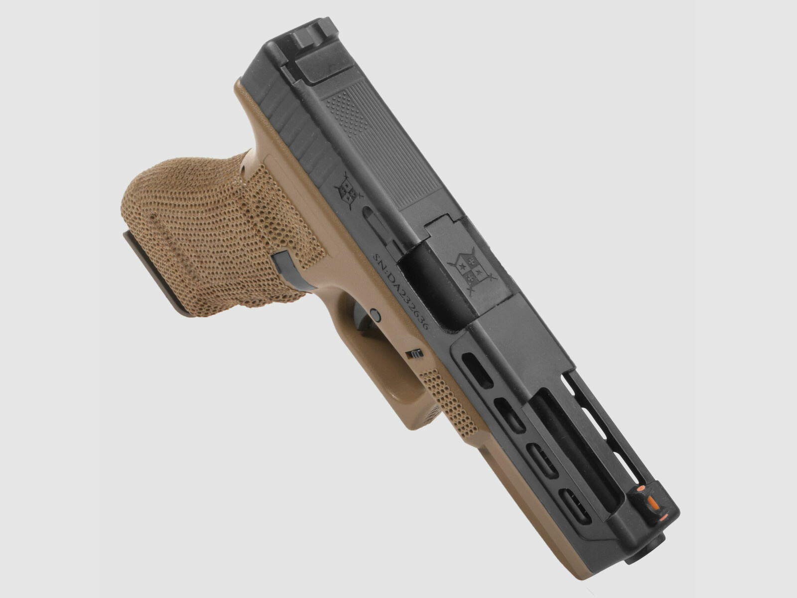 P06 GBB Airsoft Pistole in Tan | Delta Armory