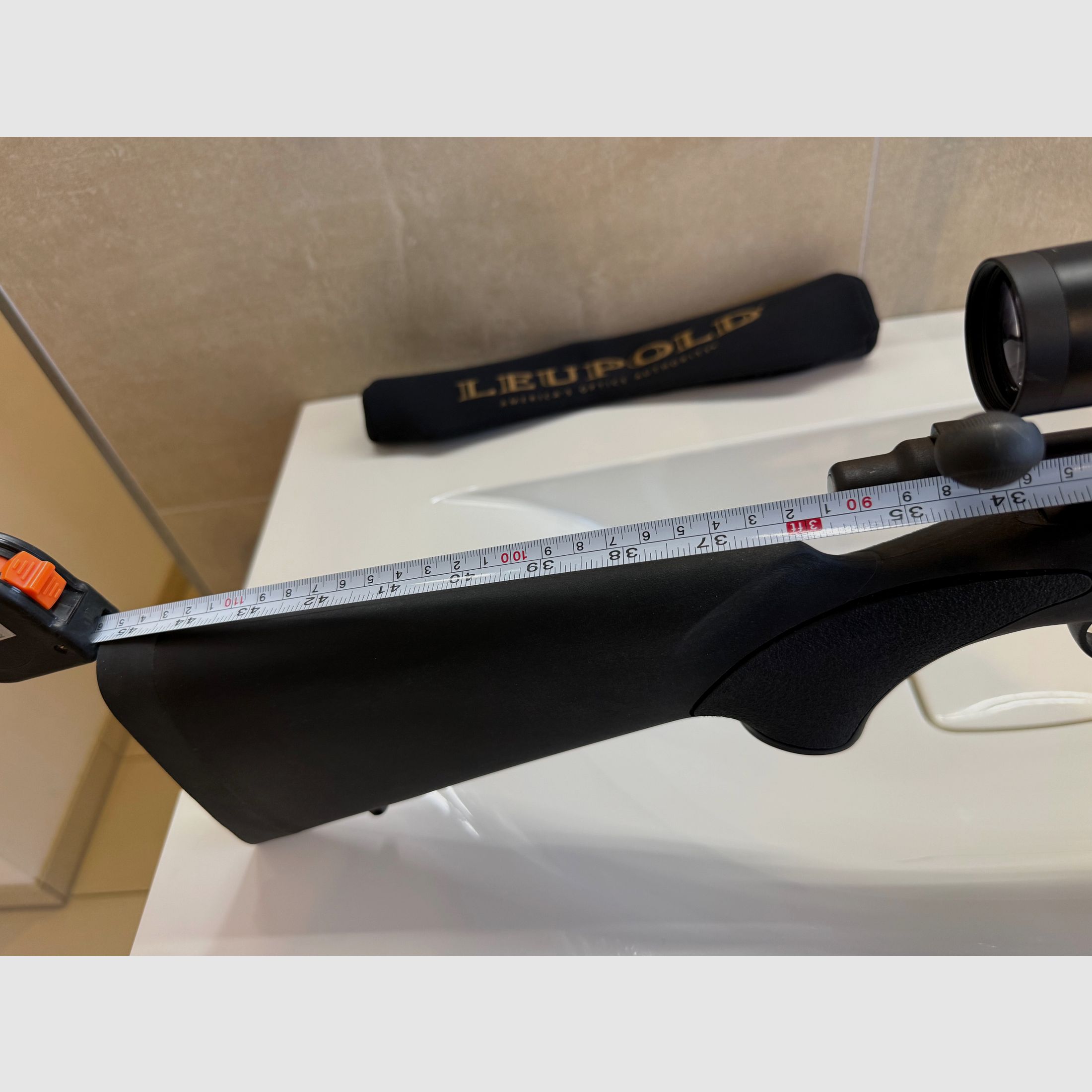 Fucile a ripetizione Remington 700 in calibro .223 REM con ottica Leupold 6–18 VX-II