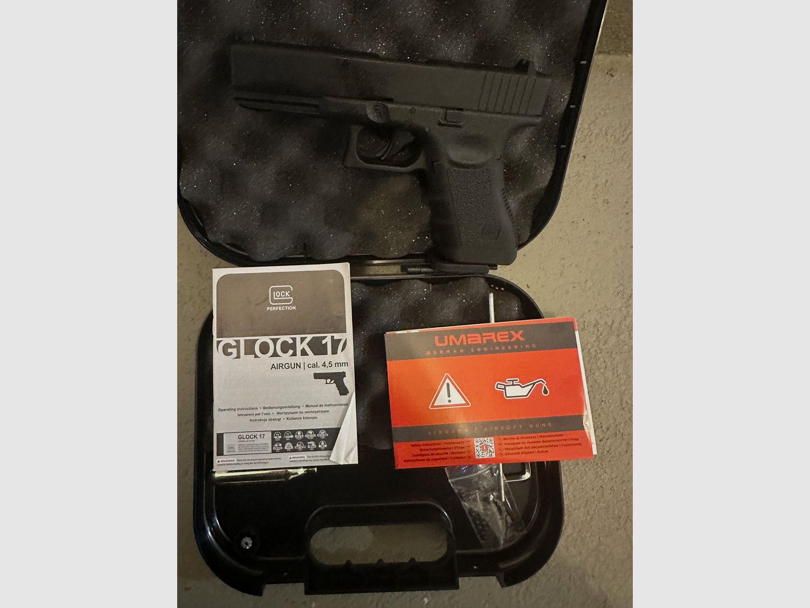 Glock 17 Gen 5 (4.5 mm CO₂) with blowback + accessories