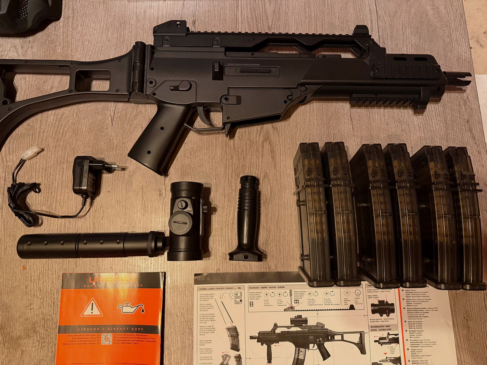 H&K G36C AEG 0.5J Starter Set, 6 magazines, 3800 BBs, mask