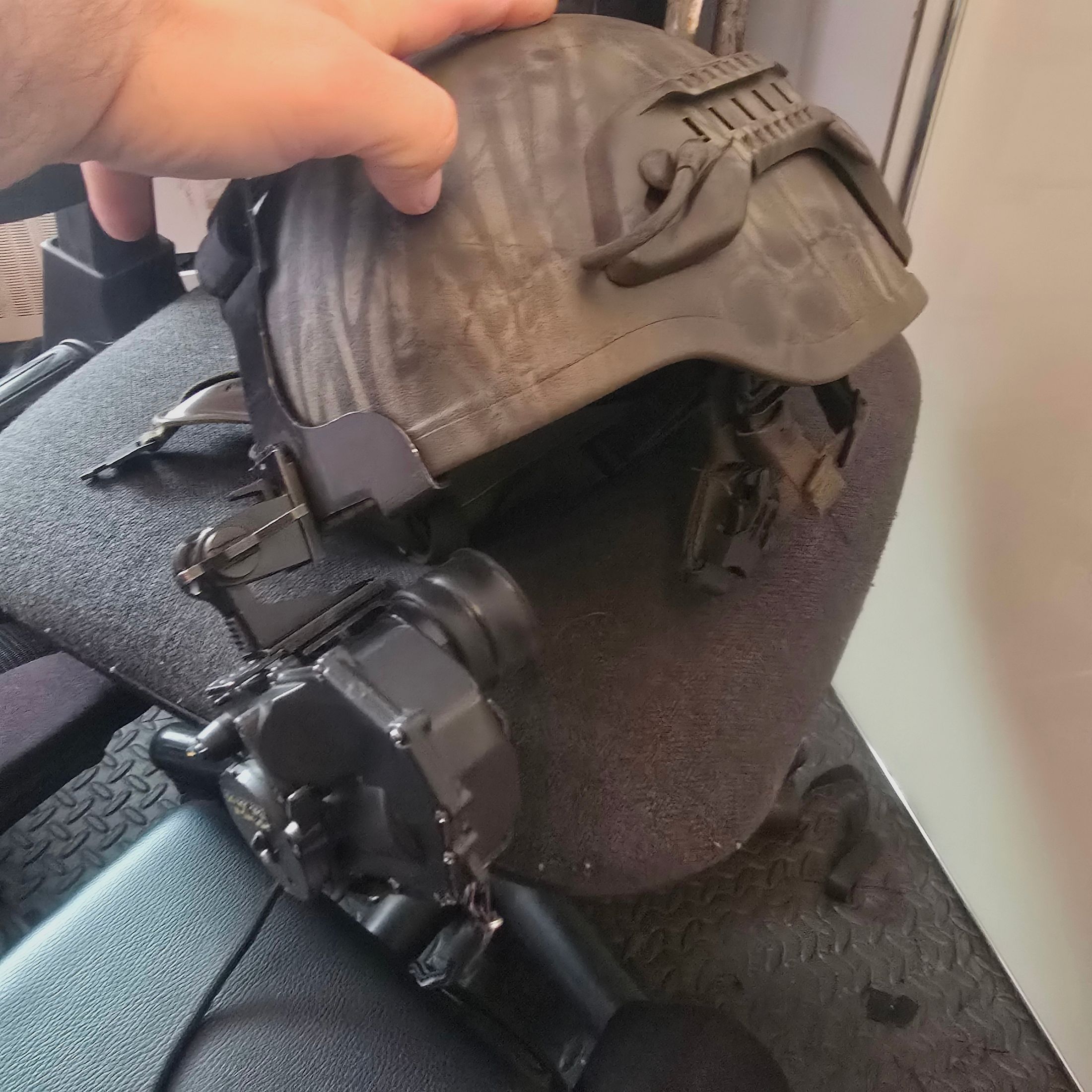 Nachtzichtapparaat restlichtversterker met helmbevestiging en draagkap, dus om te dragen zonder helm