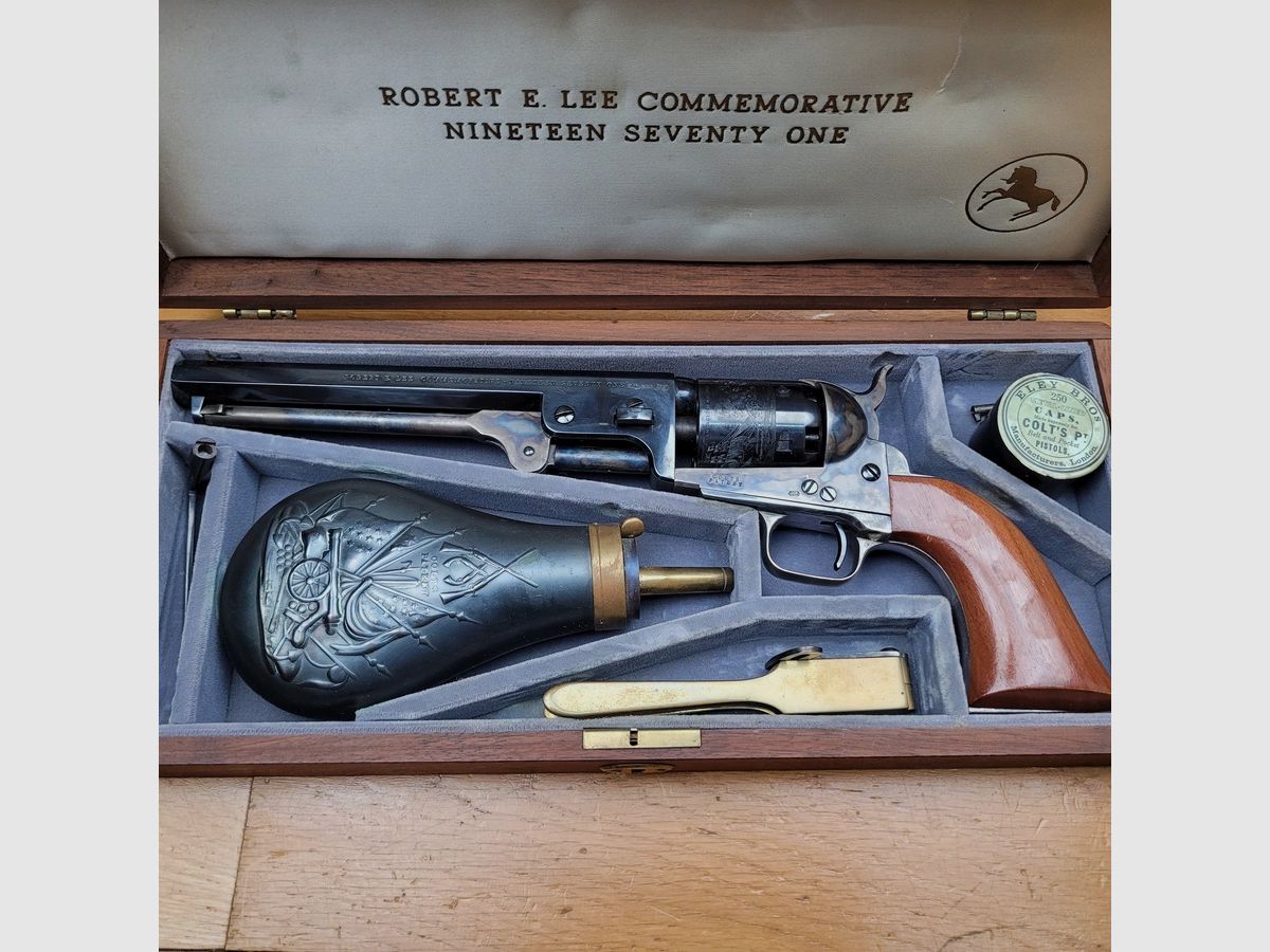 Colt Erinnerungsrevolver „Général Lee“ – Colt 2. Generation frühe Fertigung – Holzbox mit allen kompletten Zubehör – weniger als 4800 Exemplare für beide Versionen – Markierungen identisch mit den Originalen – Mechanik, Präsentation und Verarbeitung beispielhaft – TBE++, Bild 5 von 35