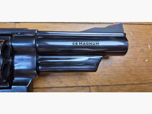 Terreur des ours ! – Revolver Smith & Wesson M29-2 – Cal .44Mag – Canon 4 pouces – Finition bronzée hors pair à 98,9% – Arme de fin 1973 – Deux jeux de poignées – Mécanique époustouflante et introuvable aujourd&rsquo;hui – Mythe cinématographique autant qu&rsquo;armurier! – TBE++!