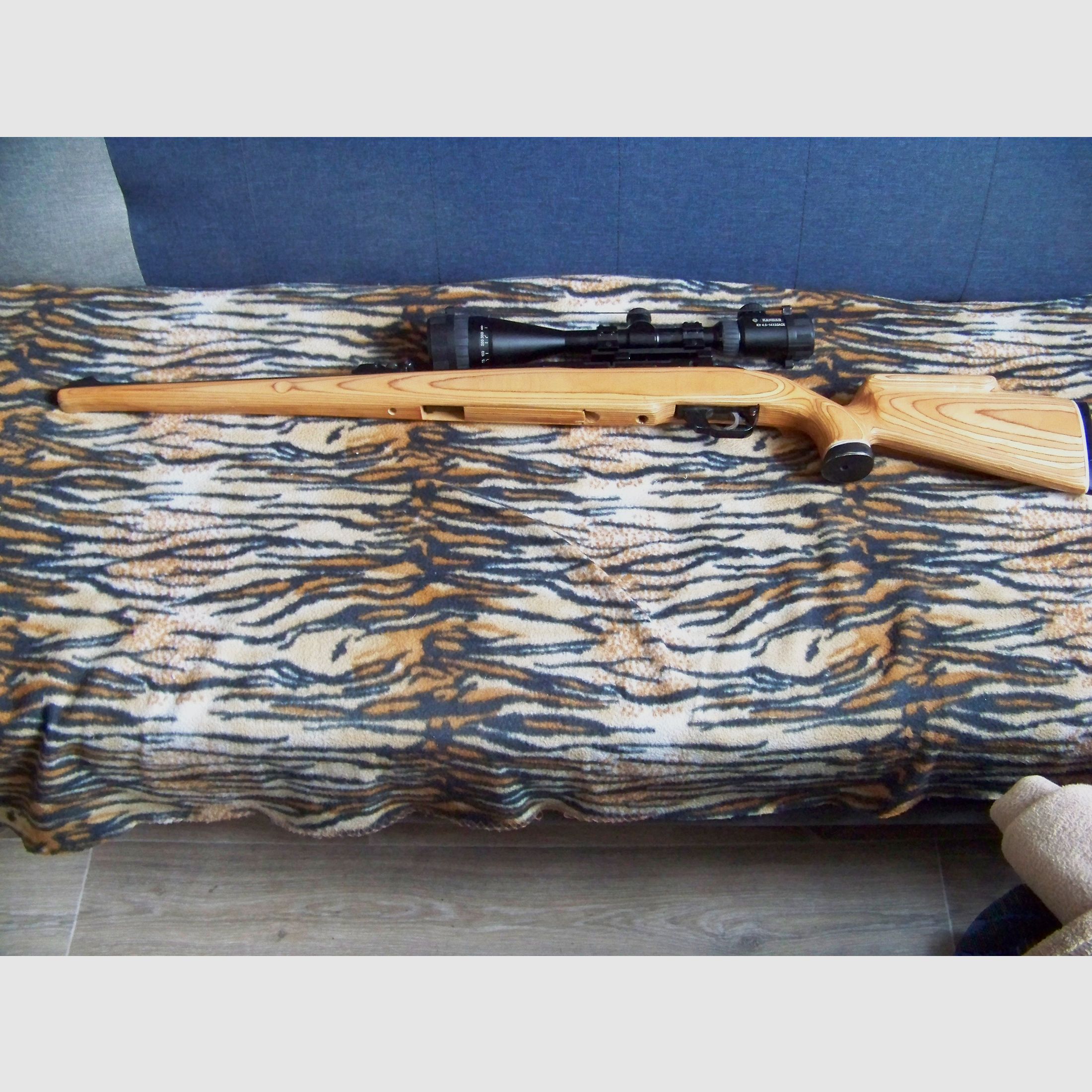 CO" Gewehr Podium im Stutzen Schaft mit Zielfernrohr 4,5mm