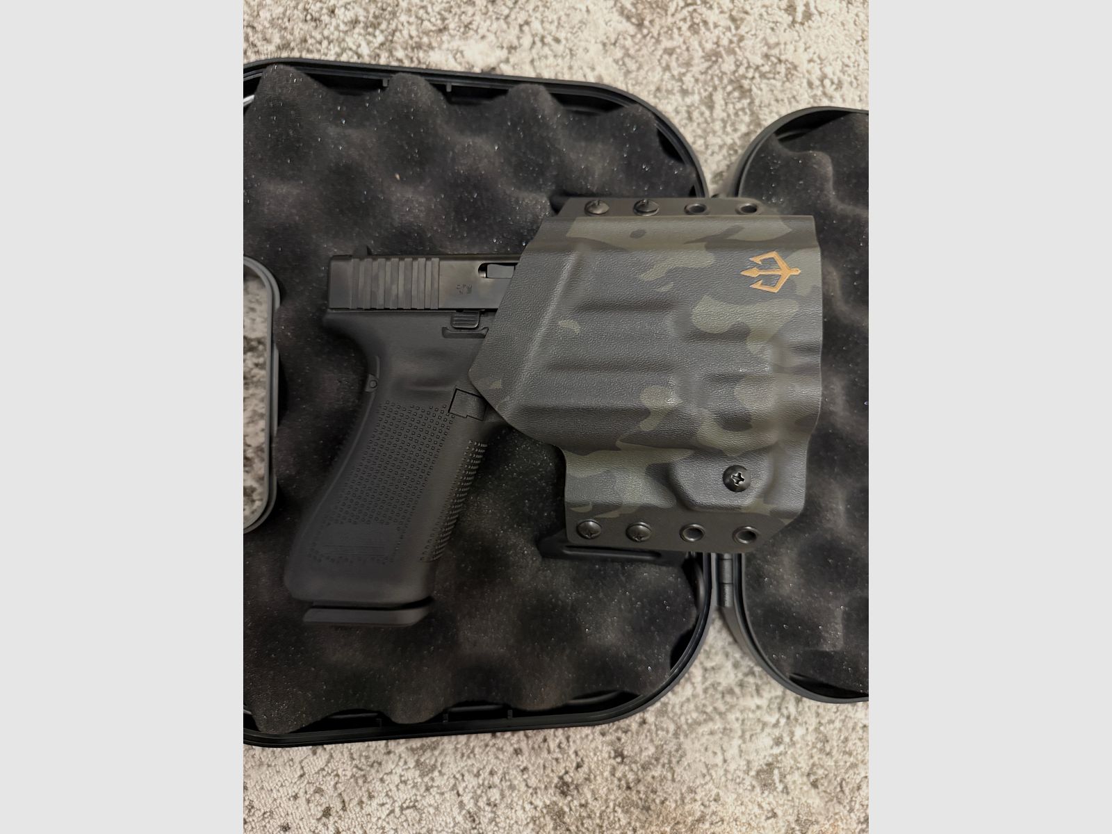 Glock 45 – neuwertig – mit Streamlight TLR-8 (Lampe + roter Laser) & Black Trident Holster