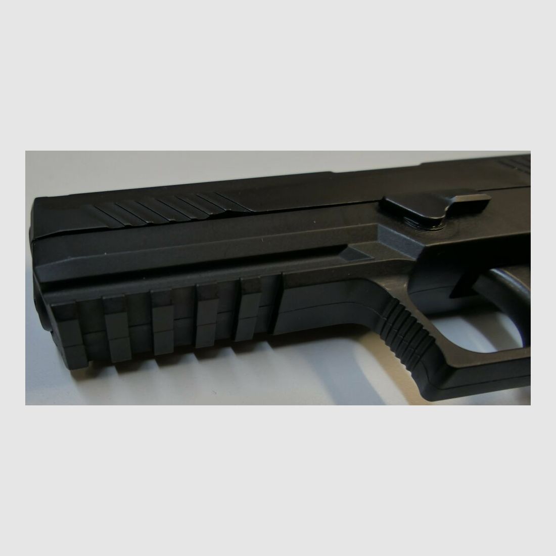 SIG SAUER pistol SIG Sauer P320F in caliber 9mm Para (9x19) including accessories