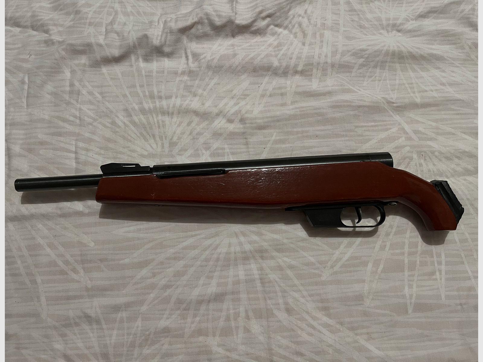 Fünf  Luftgewehre abzugeben. 1 Gewehr Suhl. 1 Gewehr Umarex. 3 Gewehre Lion Brand. Siehe Photo. 