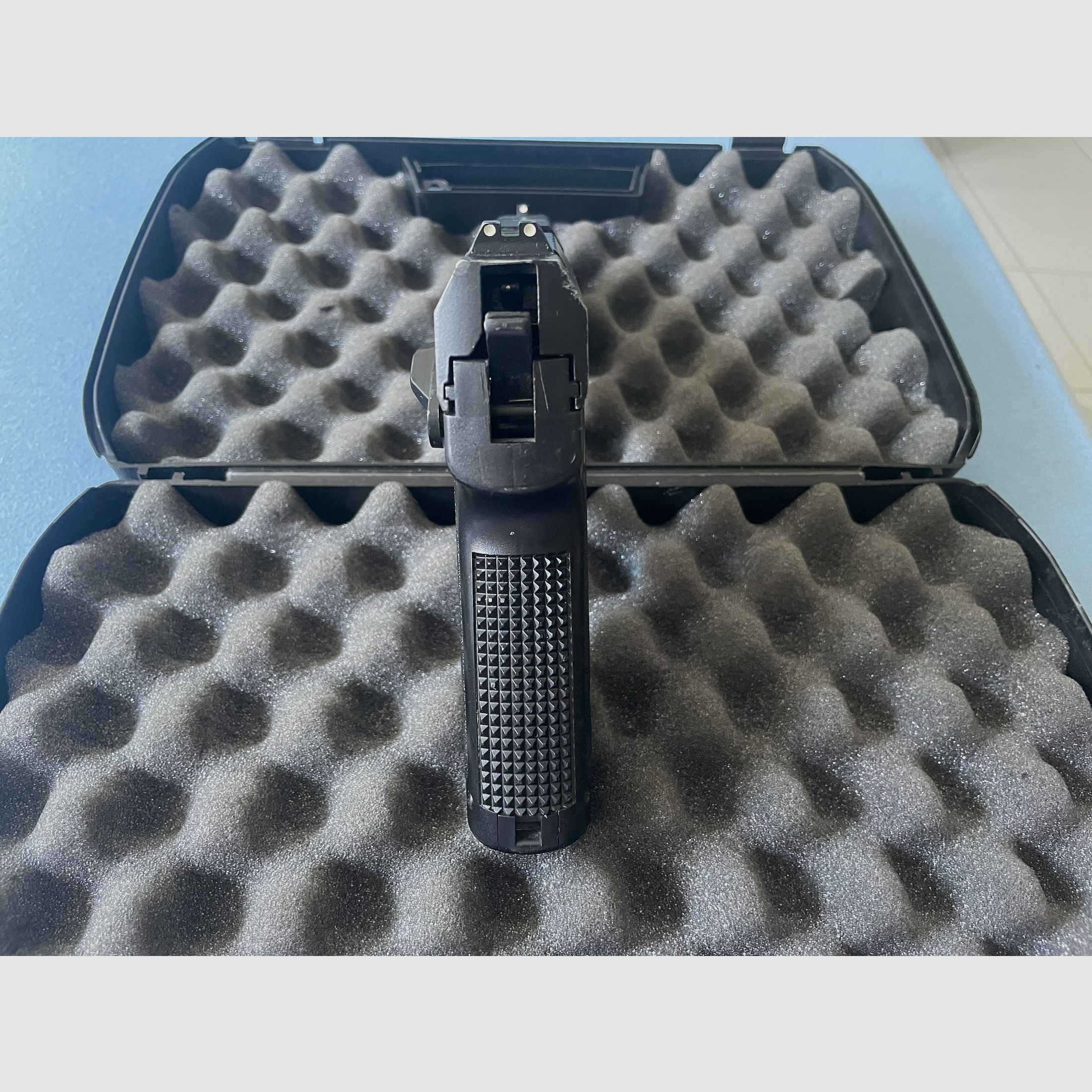 Umarex H&K USP CO2 NBB (+ 3 Magazine und Koffer)