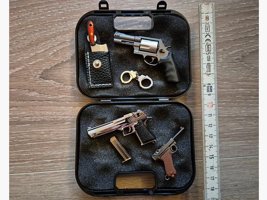 Miniatur Waffen (Schlüsselanhänger) inkl. Mini Waffenkoffer