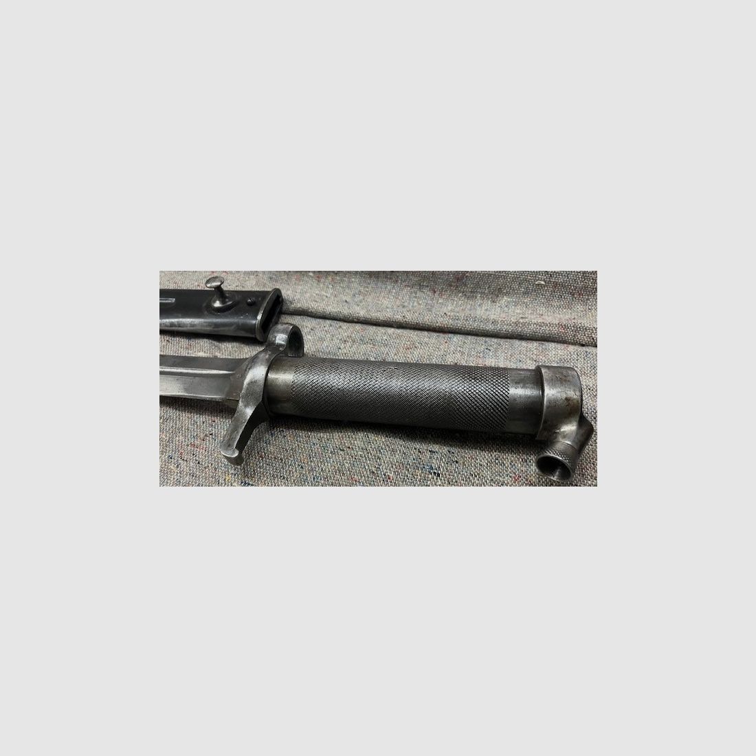 Schwedisches Bajonett Modell 1896 für den Schwedenmauser. Der Hersteller ist die Firma E.J.A.B. - Eskilstuna Jernolegets Aktion Bolaget in Eskilstuna / Schweden.