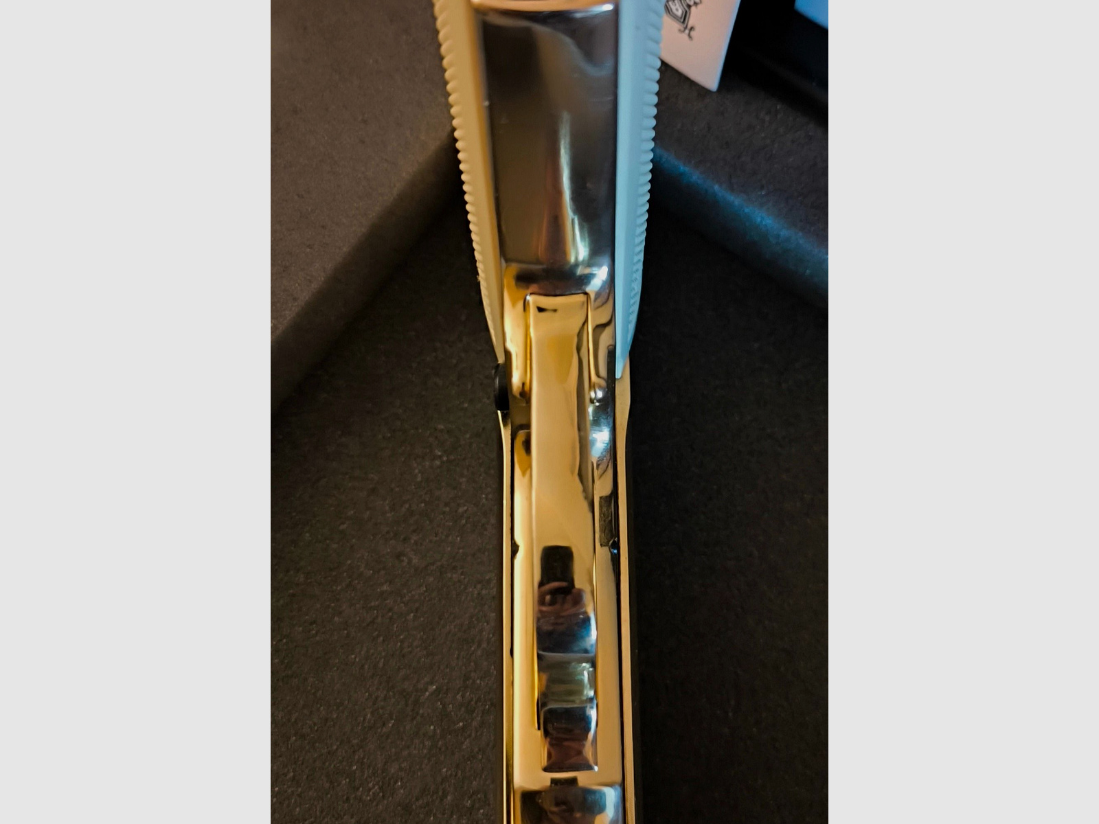 ⚠️ Uwaga kolekcjonerzy i fani Jamesa Bonda, rarytas - eksponat w witrynie - limitowana edycja specjalna Walter PP z białymi okładzinami rękojeści i certyfikatem oraz kasetą VHS oraz dodatkowym magazynkiem z płaskim dnem magazynka, nieużywany, w doskonałym stanie, absolutnie nowy!! Żadne zarysowania ani jakiekolwiek wady funkcjonalne!! Kaliber 9mmPAK, nowy i używany, już niedostępny!! 