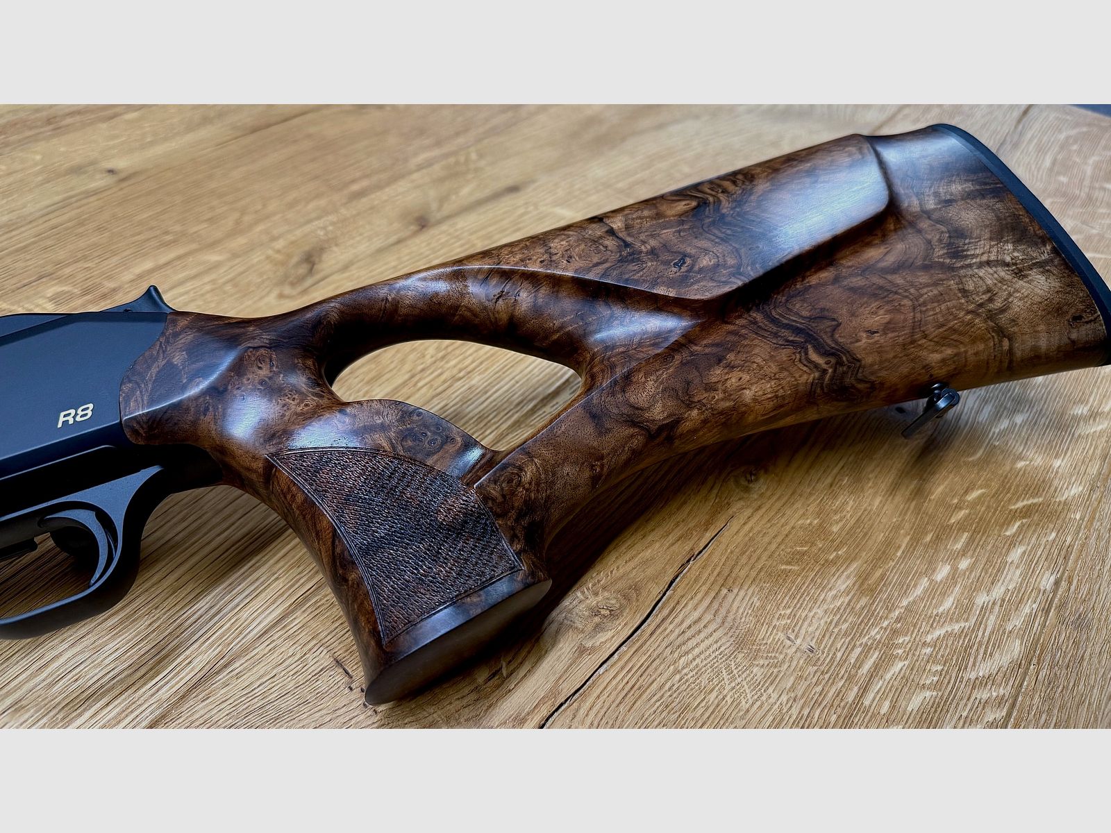 Blaser R8 mit traumhaftem Zubehör-Lochschaft Holzklasse 8-9, goldenes R8 Logo, Kammergriff Selours, gekürzter Lauf, M15x1 Gewinde, Standard-Kaliber wählbar