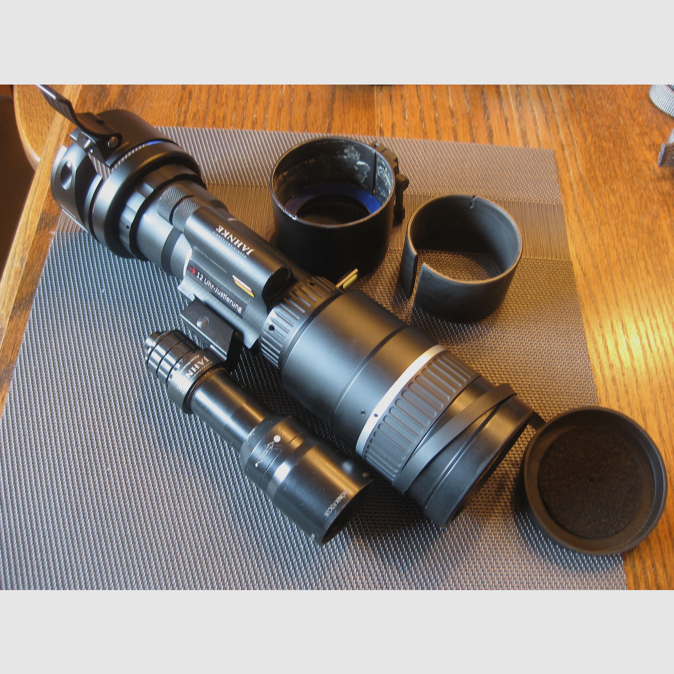 HECHO EN ALEMANIA = Jahnke DJ-8 NSV 1x56 con tubo TOP verde! Clase de potencia 2 en clasificación 1 sin puntos con función AG=Autogating! Proyector Jahnke Phönix FOCUS y 2 adaptadores para diámetro exterior de 62 mm, por lo tanto, generalmente para objetivos de 56 mm, uno de ellos con anillo de compensación para la mayoría de los ZF de 50 mm!