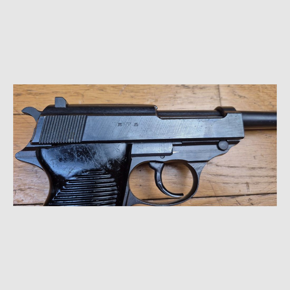 Zeer mooie Walther P38 Pistol – Gefabriceerd door Walther Zella Mehlis in Code AC – Wapen van oktober 1944 – Originele bluing van 99,5% – Onberispelijke mechanica – Mooie spiegelloop – 100% originele onderdelen – Mono-nummer behalve magazijn – Uitstekende staat – TBE++, afbeelding 24 van 27