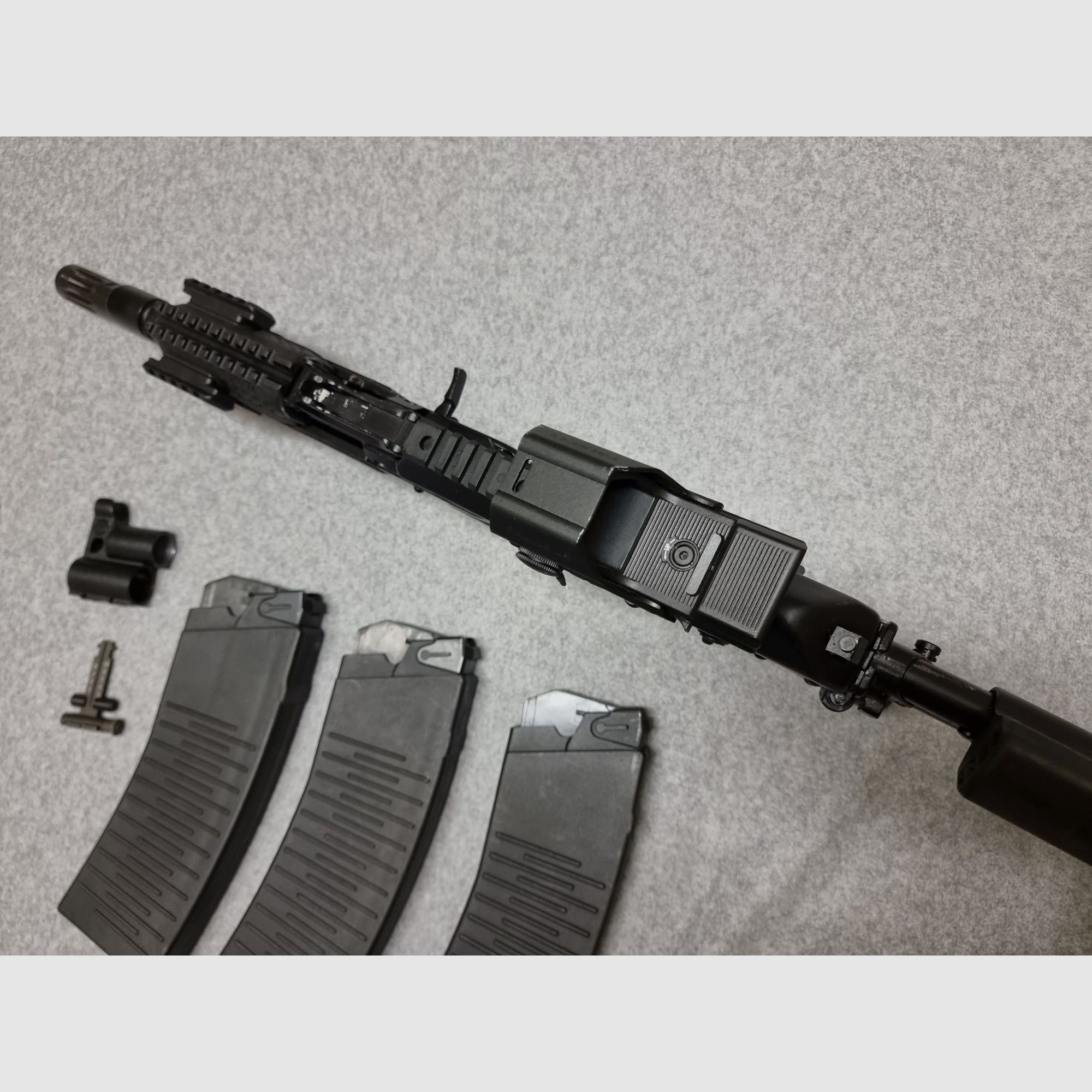 Molot Vepr 12-E Politie - kal. 12/76 - compacte zelfladende shotgun in Kalashnikov-stijl met insteekmagazijnen