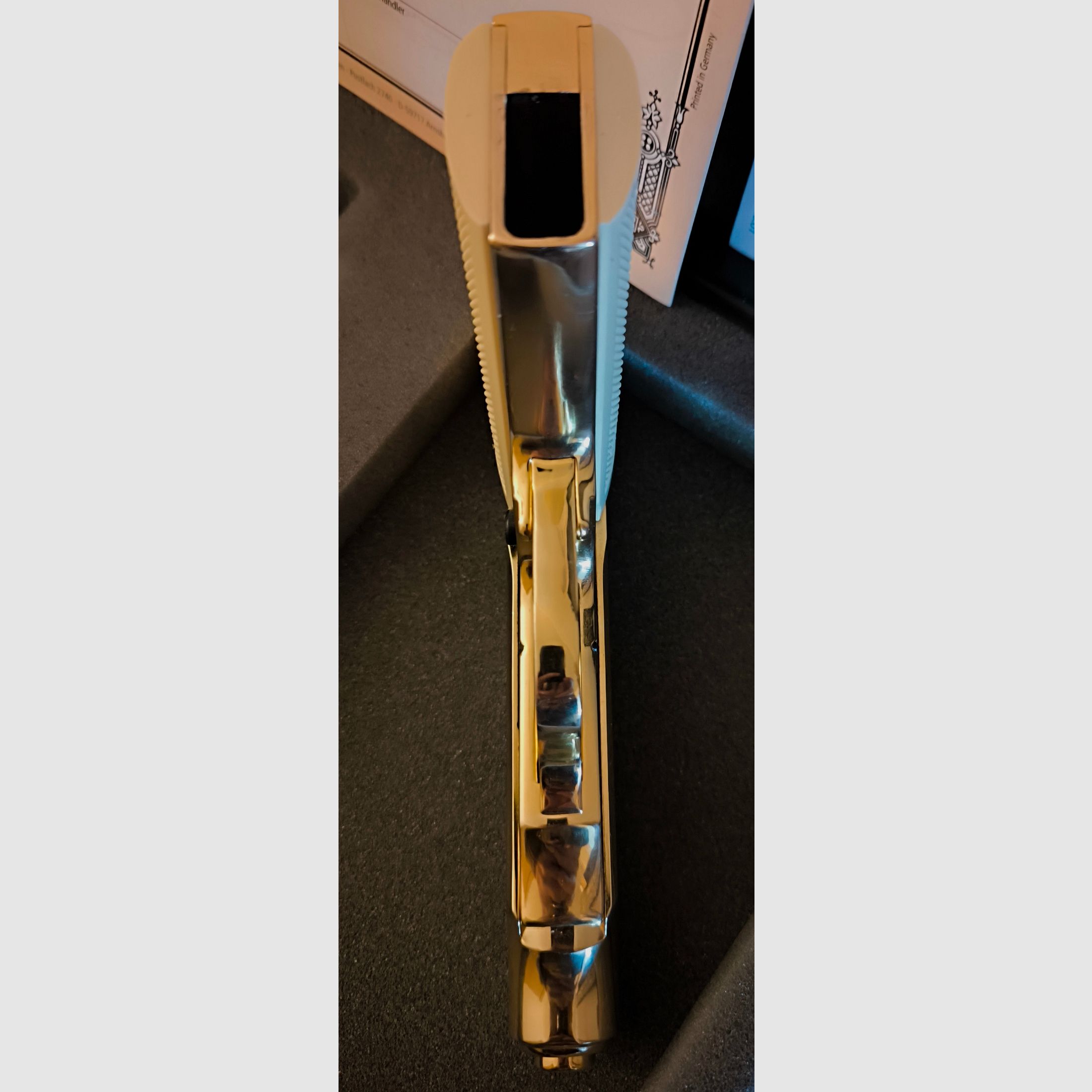 ⚠️ Attenzione collezionisti e fan di James Bond!! Walther PP - Edizione limitata speciale - James Bond - Oro con impugnature bianche e certificato, oltre a cassetta VHS e caricatore aggiuntivo con fondo piatto, calibro 9mmPAK, mai sparato e visivamente e funzionalmente in condizioni impeccabili, assolutamente come nuovo!! Pezzo da vetrina!!