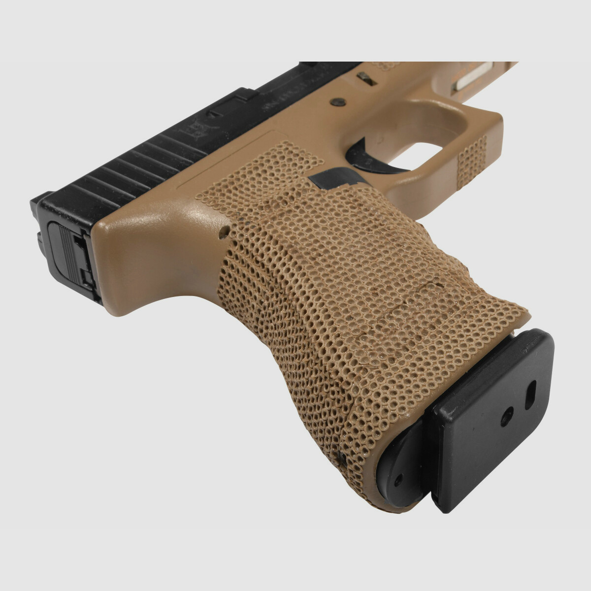 P06 GBB Airsoft Pistole in Tan | Delta Armory