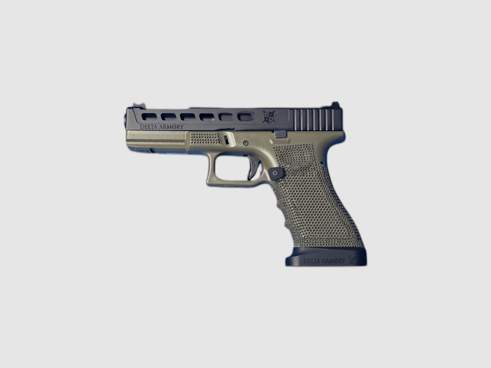 P06 GBB Airsoft Pistole mit Grip Stippling in Oliv | Delta Armory